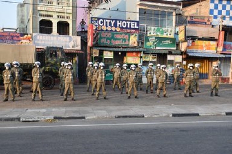 මිලිටරිය අත්තනෝමතික ලෙස බේරුවල පවුලක් නිරෝධායන කඳවුරකට පටවයි.