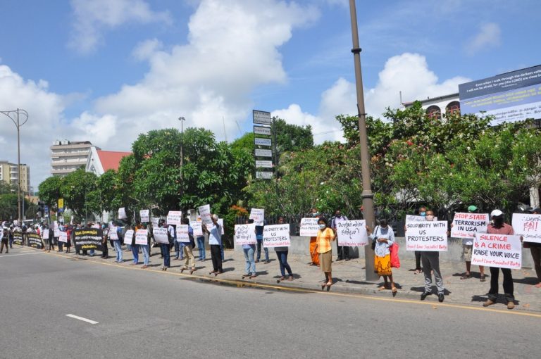 සාමකාමී උද්ඝෝෂකයින්ට පහරදීම පෙන්වන්නේ “එක රටක්-එක් නීතියක්” යන්න ව්‍යාජයක් බවයි – විශ්වවිද්‍යාලයීය ආචාර්යවරුන්ගේ සමිති සම්මේලනය