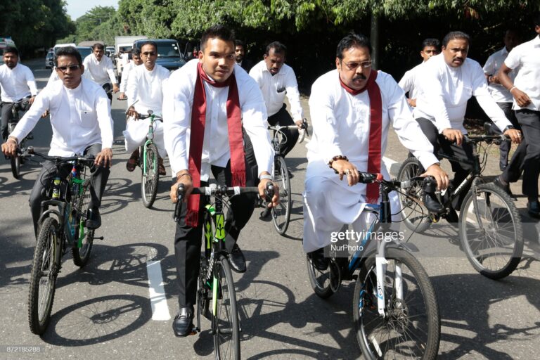 මන්ත්‍රීවරුන්ට වාහන ගෙන්වීම නැවැත්වූ කතාව ලෝක බොරුවක්!