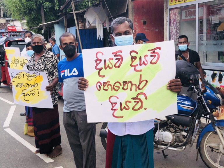 ආණ්ඩුව පොහොර ඉල්ලන ගොවීන් දඩයම අරඹයි;බොරලන්දේදී ගොවීන් 05ක් අත්අඩංගුවට