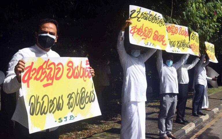 වර්ජන තහනම් කරමින් වරාය, ඉන්ධන, තැපැල් ප්‍රවාහන සහ රජයේ බැංකු ආදිය අත්‍යවශ්‍ය සේවා බවට පත් කරයි