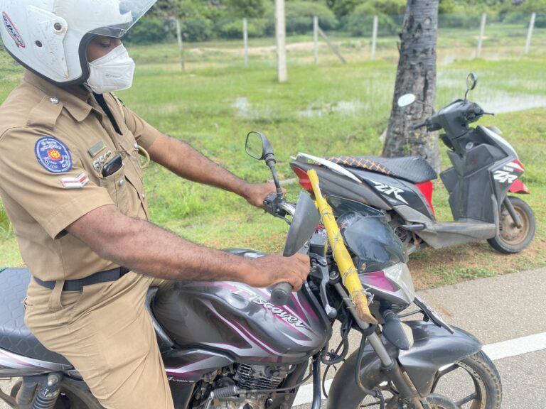 හමුදාව, මුලතිව් මාධ්‍යවේදියකුට කටුකම්බි ඒතූ පොල්ලකින් පහර දුන් බවට සාක්ෂි ඉදිරිපත් වේ; විරෝධය පා ජනයා පාරට