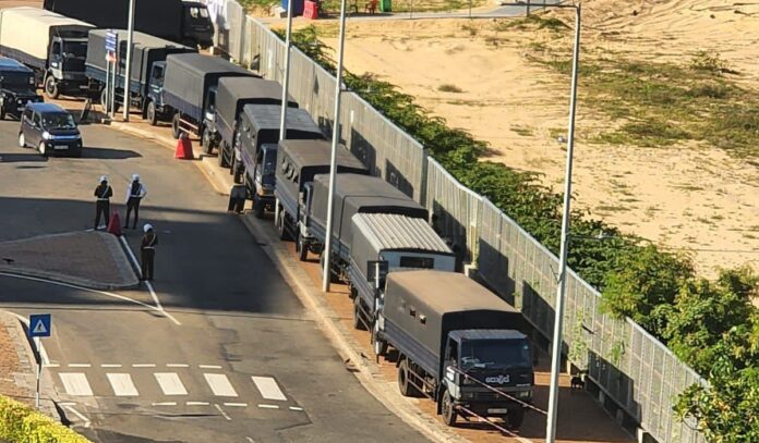 Army trucks 16422FQcsgVoVQAQl7ZBුු