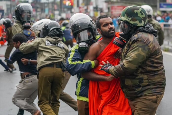 protest 171022 Thilina KaluthotageFfWshEhXgAM6H7A