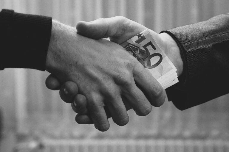 මහජන මුදල් මිලියන 3400ක් අවිධිමත් ප්‍රජා කමිටු හරහා බෙදීම ජන්ද ගුණ්ඩුවක් නොවේද? ජන්දෙට නැති සල්ලි මේවට කොයින්ද?