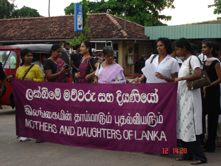 ඉදිරි මැතිවරණවලදී ස්ත්‍රී නියෝජනය ඉහල නංවන්න! – ලක්බිමේ මව්වරු සහ දියණියෝ ඉල්ලයි