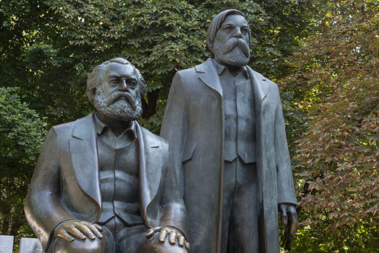 මාලිනී දේහය අභියස සෞම්‍ය ලියනගේ සහ  මාක්ස්ගේ දේහය අභියස ප්‍රෙඩ්රික් එංගල්ස්