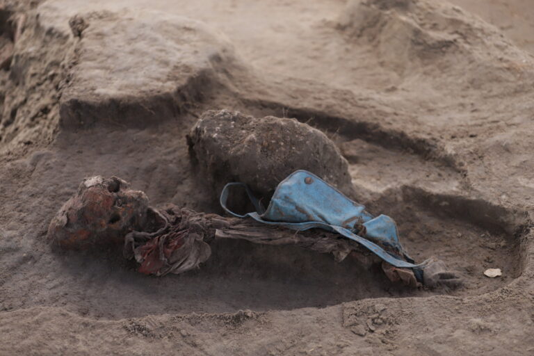 චෙම්මනි සමූහ මිනීවළෙන් පාසල් බෑගයක් සමඟ දරුවෙකුගේ ඇටසැකිලි කොටස් මතුවෙයි