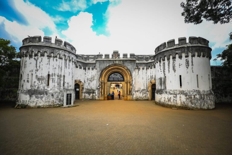 වෙන්දේසියේ දැමීමට නියමිත බෝගම්බර හිර ගෙදර ගැන කතා සහ කවි! – ලොකු කුමා