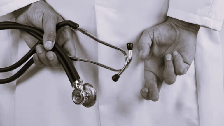 රනිල් වික්‍රමසිංහට ඇප ගැනීමට අධිකරණයට පිටින් වෛද්‍ය වාර්තා ගෙනොවේ කෙසේද?