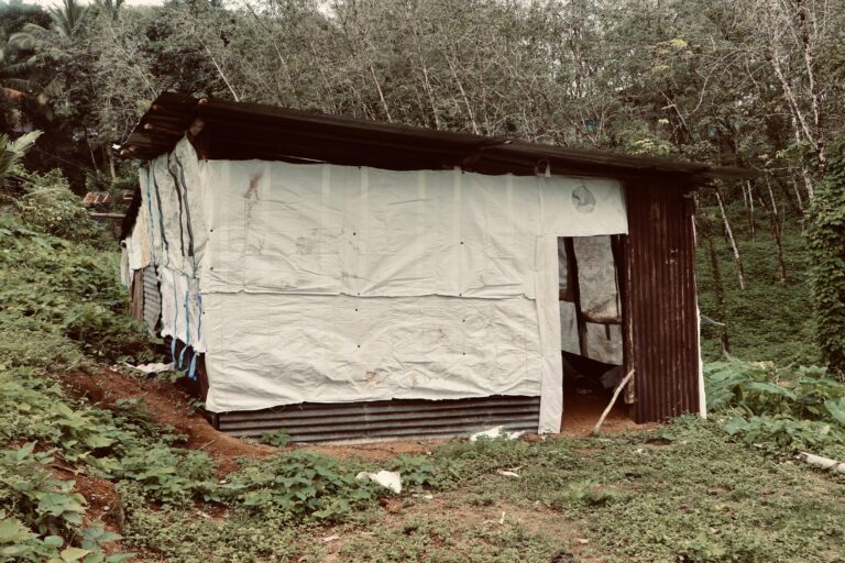 ආණ්ඩුවේ ගජ මිතුරු සමාගමක වතු ලයින් කාමරවල ගෙවෙන අපා ගත ජීවිත!