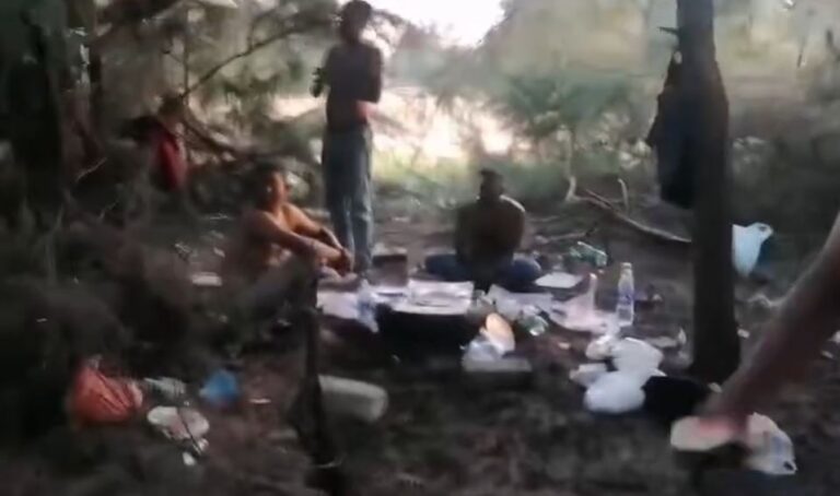 බීමත් පොලිස් කණ්ඩායමක්  යාපනයේදී  සංචාරක තරුණ කණ්ඩායමකට පහර දෙයි, තිදෙනෙක් රෝහලේ