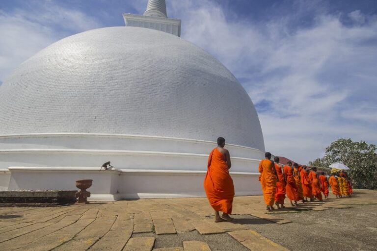 තෙවරසක් තුළ බෞද්ධ භික්ෂූන්ට එරෙහිව ළමා අපයෝජන පැමිණිලි 300ක්!